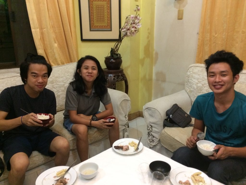 夕飯を食べえているフィリピン人スタッフの写真